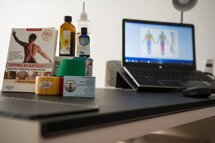 Studio Kinesio a Lazzate (Monza Brianza) - particolare dello studio, il tape eleastico